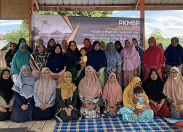 Pendidikan Kimia FKIP USK berkolaborasi dengan Natural Aceh Food melakukan Produksi Serbuk Limbah Cangkang Tiram di Desa Alue Naga